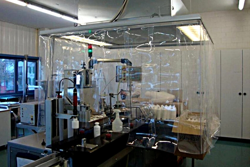 Pasy PCV zamontowane na wyciągu w laboratorium ograniczają rozchodzenie się gazów i aerozoli na całe pomieszczenie. Praca wyciągu jest wydajniejsza.
